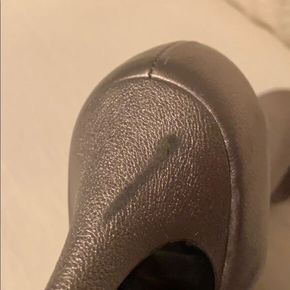 22. Gianni Bini Cocktail Style Silver Heels with Black - Picture 9 of 10